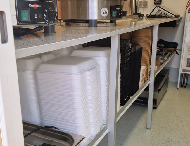 2 topmoderne salgsvogne med masser af udstyr og en Golf-van udstyret med øl- og kaffemaskine