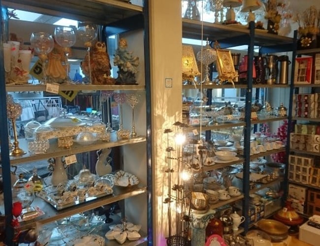 Gaveshop, husartikler & tæpper - Daglig omsætning ligger på ca: 4-4.600,- kr. - Vollsmose Torv - Til salg