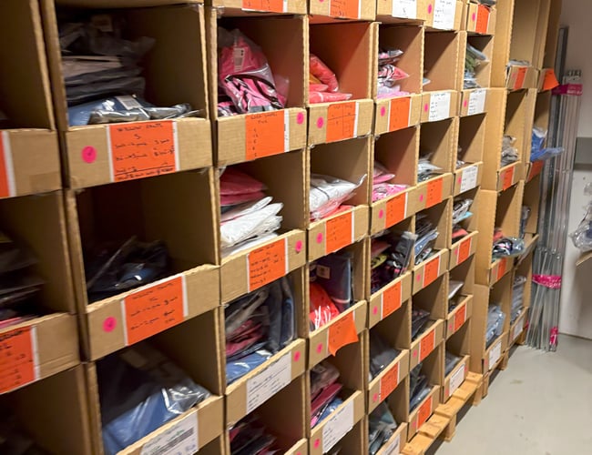 Salg af restlager med sportstøj, fitnessudstyr, tennisstrenge