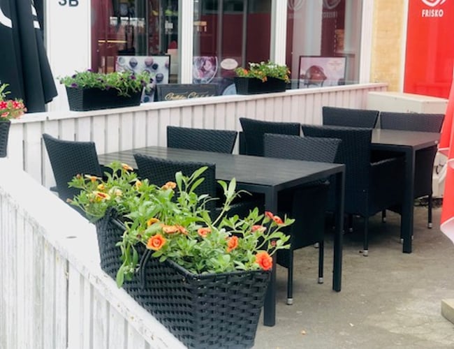 Isbar (sæson) til salg ligger på lille hyggelig gågade i Gilleleje. Butikken har eksisteret 25 år.