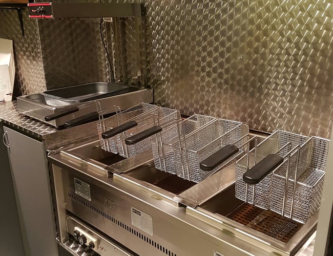 Salgsvogn/madvogn med salg af spydstegte kyllinger. Kontantbetaling 13.000 DKK derefter kr. 5040,- pr md