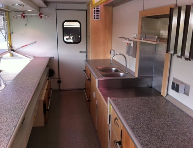 Stor salgstrailer med køl.