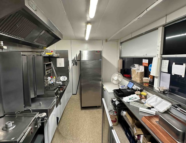 Shawarma/pizza/Sandwich hus/køkken (skal flyttes fra nuværende lokation))