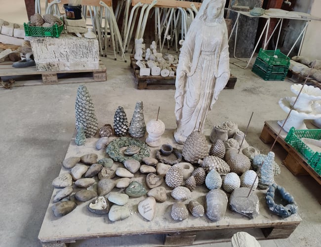 Betonstøbning af over 150 forskellige figurer. 