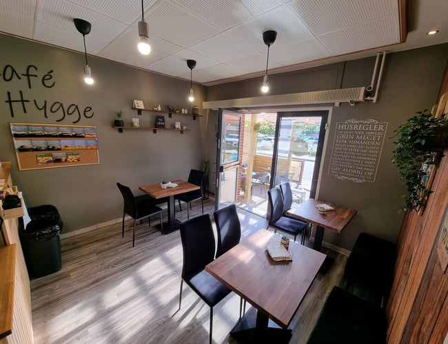 Café Hygge - 51 m2 med 12 siddepladser - Smuk vegansk café i Horsens.
