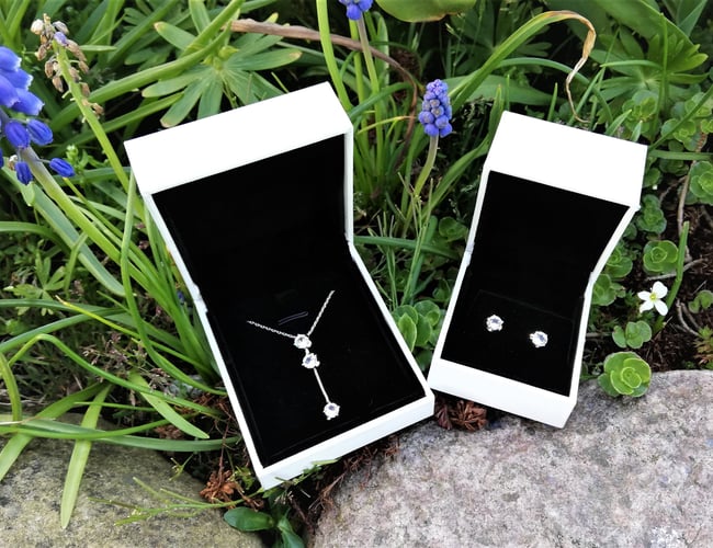 Unikt, stort parti smykker med ægte Swarovski krystaller