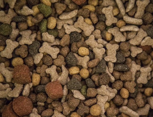 Kendt butik med salg  af foder til kæledyr samt handel med levende høns