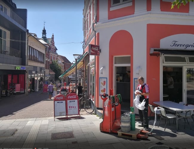 Velbeliggende grillbar på torvet i Svendborg