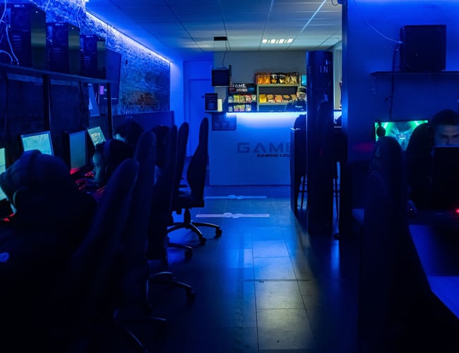 Nyistandsat netcafe i Vejle til salg - 30 kraftige gamer PC'er