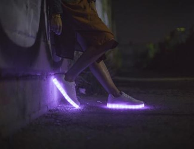 Wawo.dk -  Webshop med omsætning til salg. Shoppen sælger sneakers med LED lys i sålen, og er 100% selvkørende.  