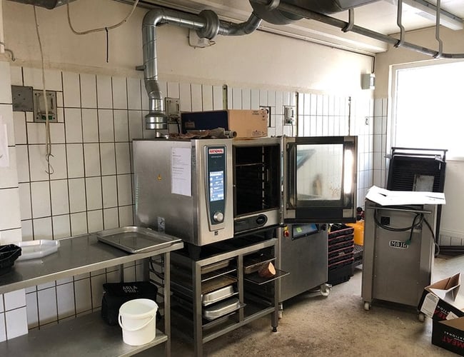 Anerkendt slagterbutik med mad-ud-af-huset i Nakskov. Omsætning i 17/18 på 3,439 mio. kr (ex. moms). God mulighed for slagter alene eller som et makkerskab ml. 2 slagtere eller slagter og kok. OBS. Ny pris. Reduceret med 300.000 kr.