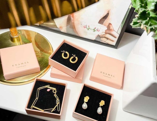 munivers.dk - Fashion webshop - Har omsat 2.900.000 kr. indtil videre. - Stærk instagram profil med 14.000 følgere