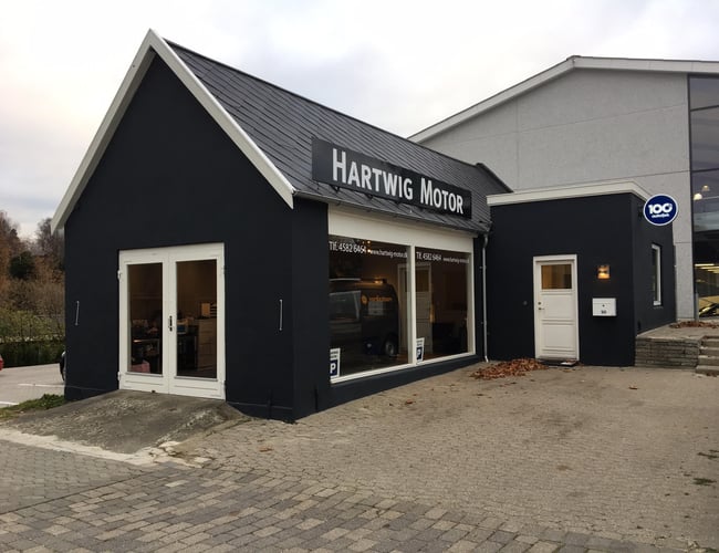 Nyistandsat bilforretning på hovedvejen i hjertet af Birkerød Bilby med tilhørende klargøringshal. 