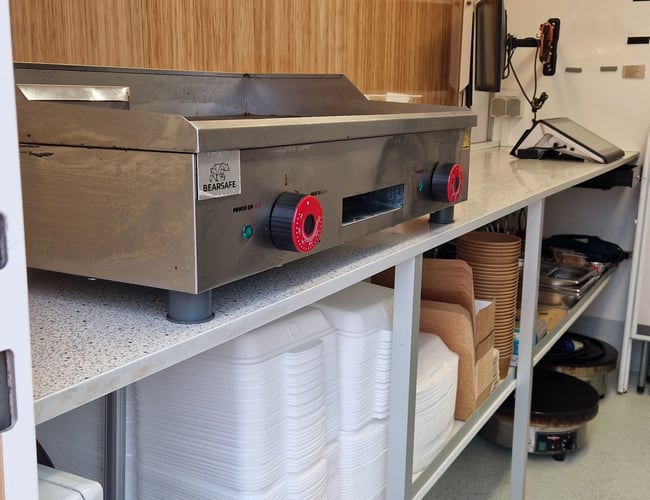 2 topmoderne salgsvogne med masser af udstyr og en Golf-van udstyret med øl- og kaffemaskine