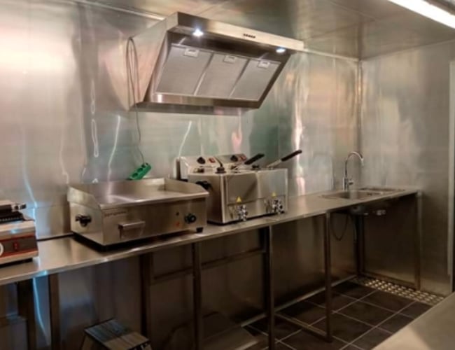 Helt ny foodtruck beklædt med folie i rustfrit aluminium til salg