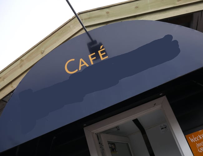 Cafe med høj oms. og lav husleje til salg