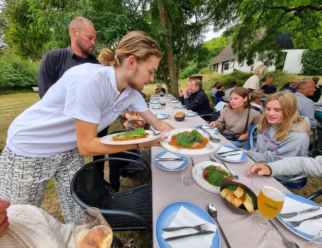 Kro med 11 værelser og stor restaurant på Anholt til salg - 6000 kvm jord og 500 kvm bygninger