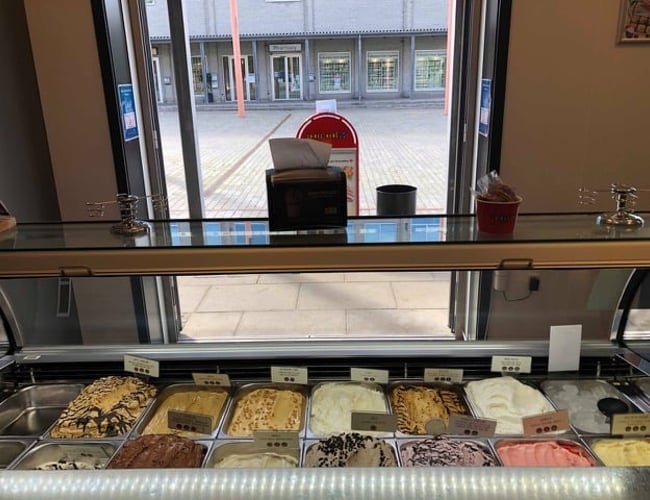 Perfekt lokation til is-bar eller lign. - Afståelse