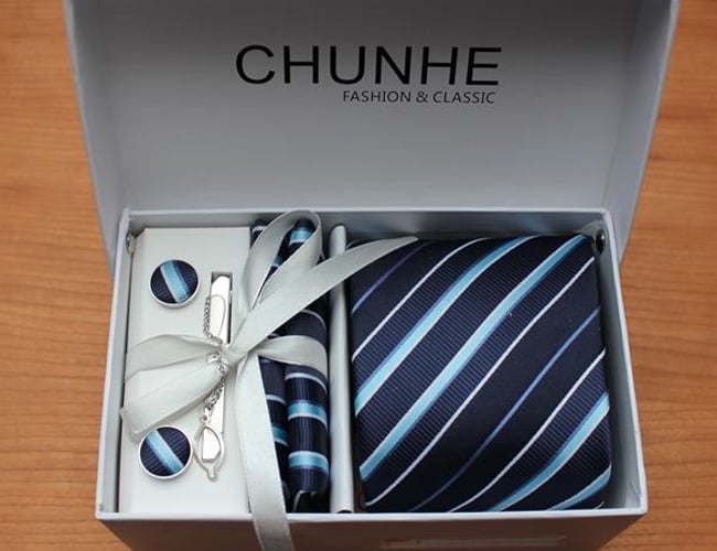 Robelto.dk - Webshop med primært salg af lædervare - Løn til ejer 71.809 kr. 2018