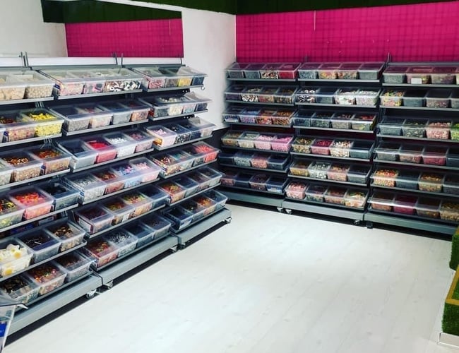 Ny pris ved overtagelse fx 1/9-2022. Yogo Århus - Omsætning: 1.600.000 kr. - Frozen Yoghurt, bland-selv-slik, kaffe mm.