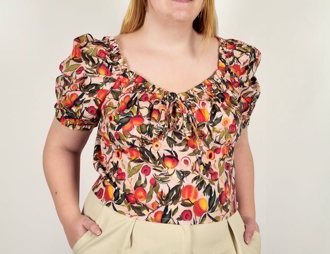 Salg af varelager med bæredygtigt tøj til unge kvinder i trendy designs