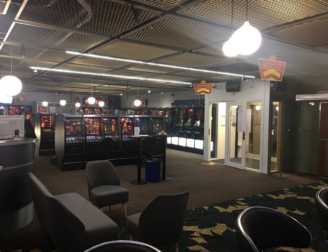 Attraktiv nyrenoveret spillehal midt i Århus med 75 spilleautomater
