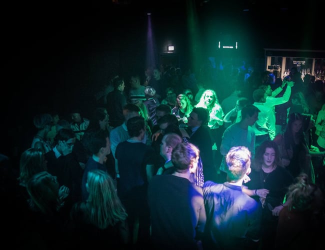 Natklub / Eventhus sælges - brutto areal på hele 530 m2 - 100 meter fra byens bus- og togstation.