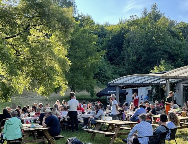 Kro med 11 værelser og stor restaurant på Anholt til salg - 6000 kvm jord og 500 kvm bygninger