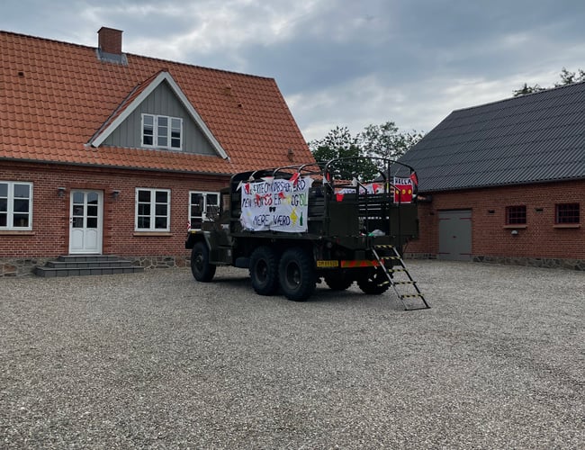 Mindre Studenterkørselsvirksomhed med 2 lastbiler til salg!