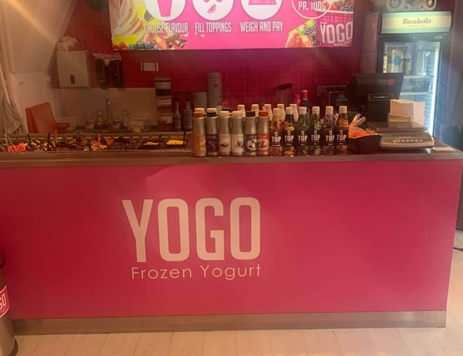 Ny pris ved overtagelse fx 1/9-2022. Yogo Århus - Omsætning: 1.600.000 kr. - Frozen Yoghurt, bland-selv-slik, kaffe mm.
