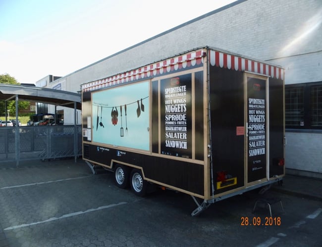 Salgsvogn med salg af spydstegte kyllinger, sandwich og lækker tilbehør
