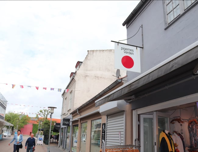 Tøjbutik med fokus på damemode i Grenaa centrum - Løn til ejer og overskud på ca. 540.000 kr.