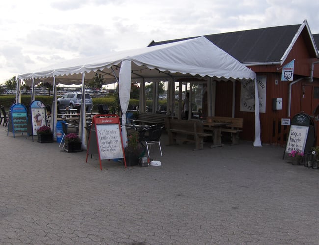 Havnegrill med meget billig husleje, indendørs og udendørs siddepladser samt udsigt til havnen