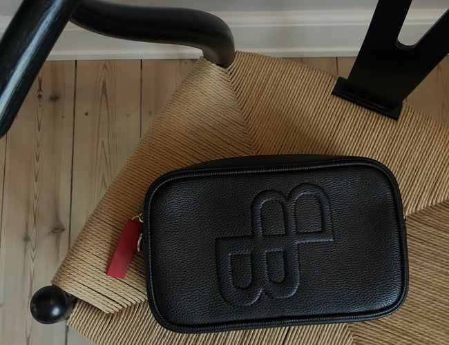 Stærkt taskebrand sælges - Omsætning april 22 - april 23: 29,500 DKK 