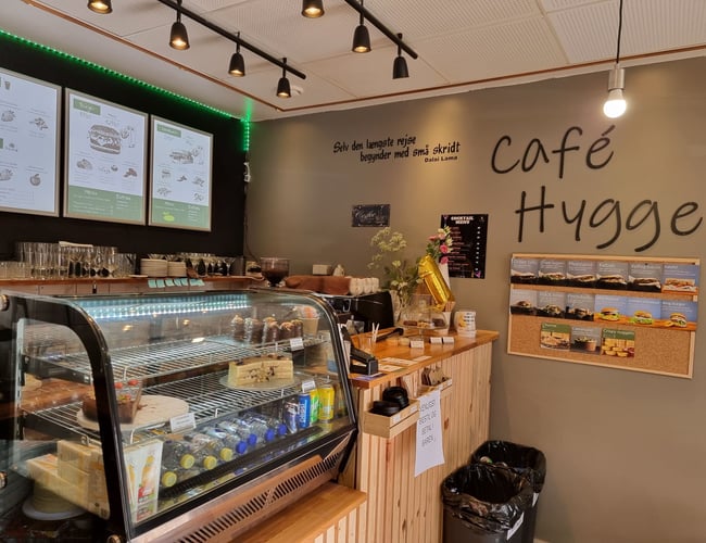 Café Hygge - 51 m2 med 12 siddepladser - Smuk vegansk café i Horsens.