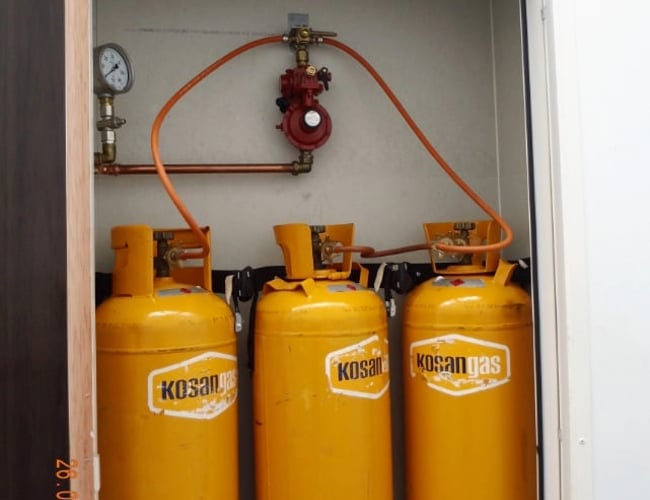 Salgsvogn med salg af spydstegte kyllinger, sandwich og lækker tilbehør