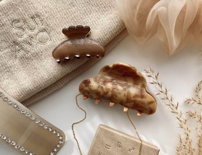 Webshop med salg af dametøj og accessories - Omsætning sidste år 2,2 mio. kr. - stort lager inkluderet