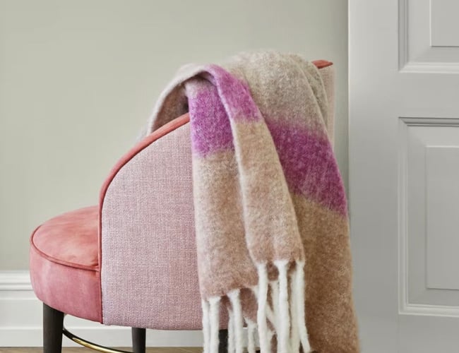 E-mærket DanDomain webshop med bredt udvalg af møbler og boligtilbehør. - Omsætning 2021: 2.415.000 kr. 