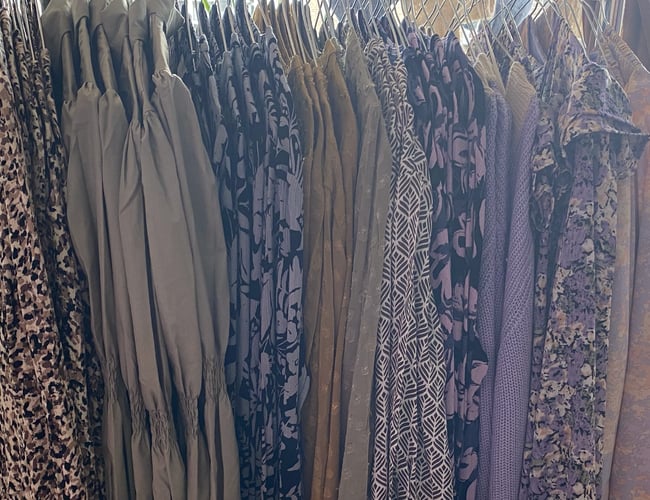 Varelager med tøj, sko og accessories