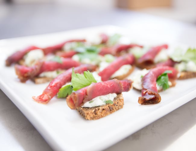 Hyggelig smørrebrødscafe belligende i velbesøgt indkøbscenter