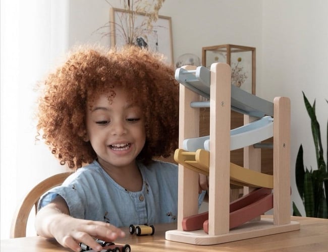 13 år gammel webshop med salg af legetøj, udstyr til mor og barn - 2020 og 2021 har omsætningen været DKK 3,5 mio ex moms.