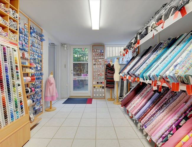 Lager + inventar til butik m. stof og sytilbehør