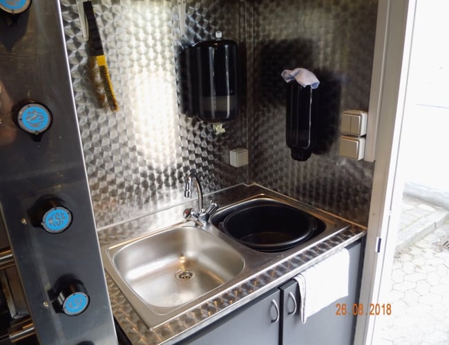 Salgsvogn med salg af spydstegte kyllinger, sandwich og lækker tilbehør