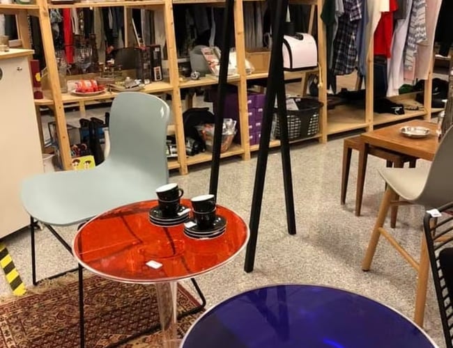 Salg af varelager med tøj, sko accessories samt 1000 kvm inventar fra reol marked og outlet butik. 