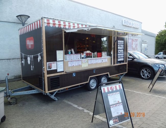 Salgsvogn med salg af spydstegte kyllinger, sandwich og lækker tilbehør