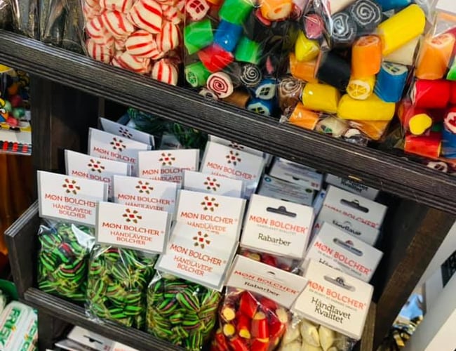 Stor kiosk/specialbutik i Horsens med webshop sælges pga sygdom. - Overskud før skat: 650.000 kr.