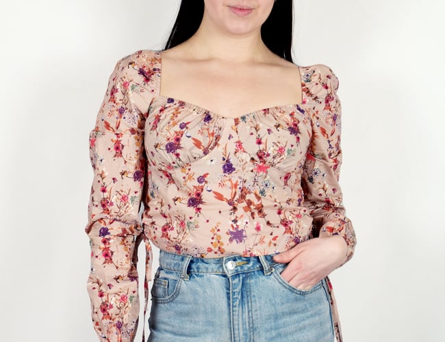 Salg af varelager med bæredygtigt tøj til unge kvinder i trendy designs