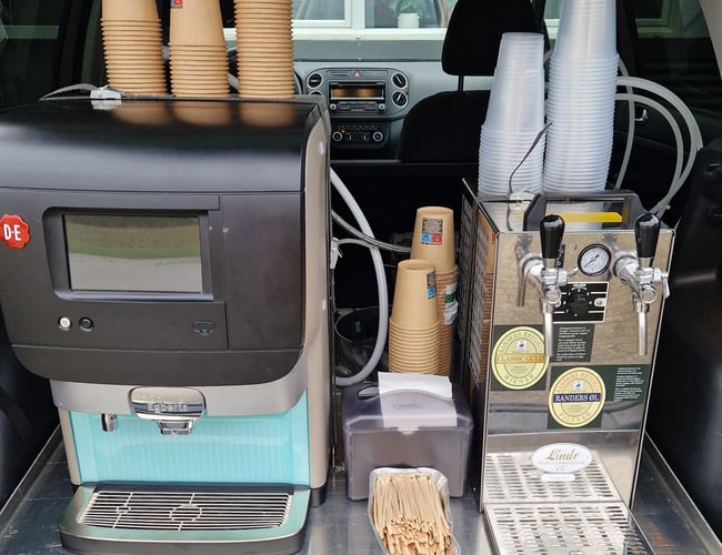 2 topmoderne salgsvogne med masser af udstyr og en Golf-van udstyret med øl- og kaffemaskine