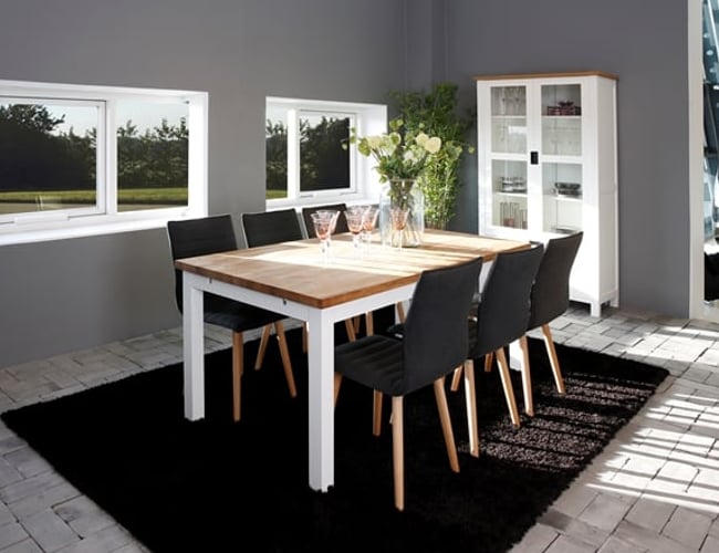 Møbel webshop med 2015 omsætning på kr. 5.000.000 excl. moms.