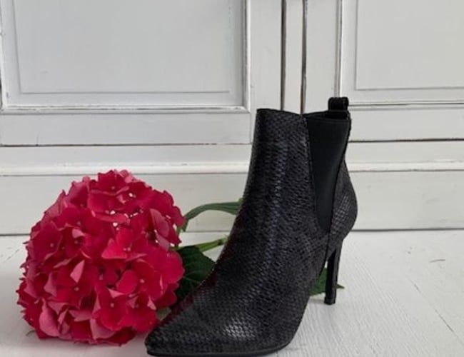 Flot eksklusiv webshop med salg af sko sælges - Omsætning 2021 kr. 64.000,00 kr. - Leverandør fra Europa